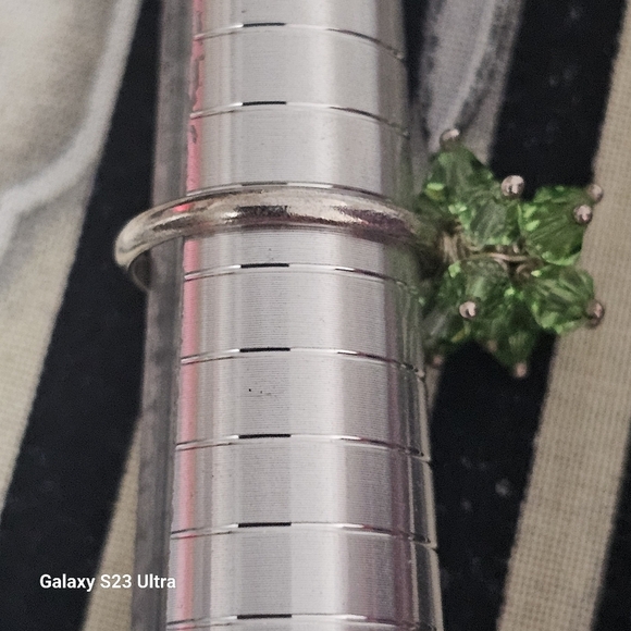 Elegant Silver and Green Swarovski Ring - Picture 2 of 6